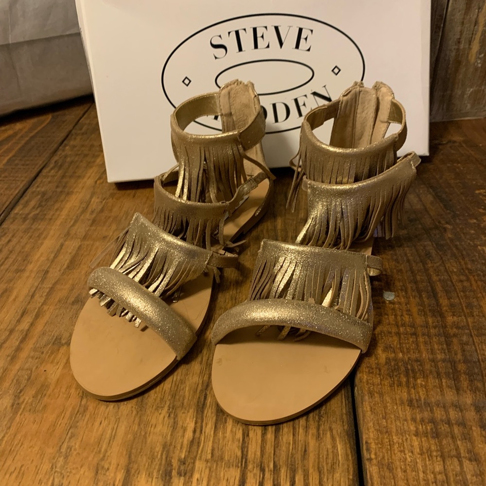 BNWT Steve Madden Fringed Gold Sandals
